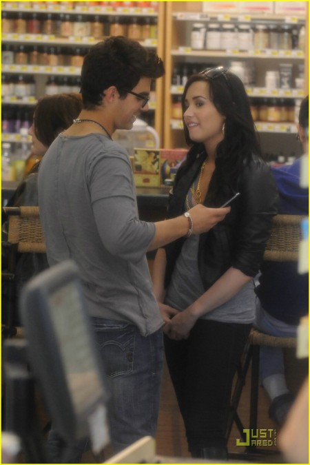 Jemi Grocery Store PDA Joe Jonas and Demi Lovato